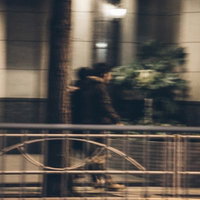 ラジオの生放送後、夜の街に消える人気お笑い芸人の後ろ姿の写真