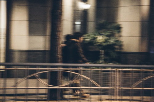 ラジオの生放送後、夜の街に消える人気お笑い芸人の後ろ姿