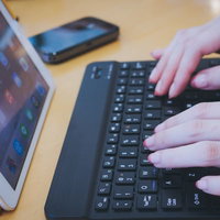 タブレットとキーボードで作業する手元の写真