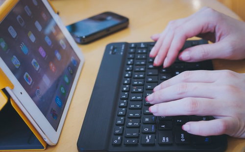 タブレットとキーボードで作業する手元