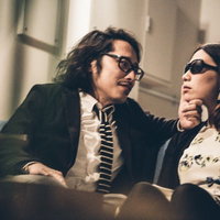 売掛金の回収をするホスト風の男性の写真