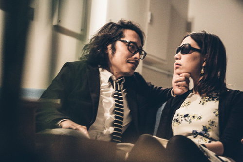 売掛金の回収をするホスト風の男性