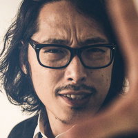 ここを通りたければ俺を倒して行け 夜の密会で眼鏡をかけた男性の写真