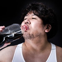 バリウムと間違え炭酸飲料を飲む意識の低い男性の写真