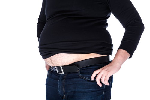 ショート丈トップスから露出する腹部のリバウンド王