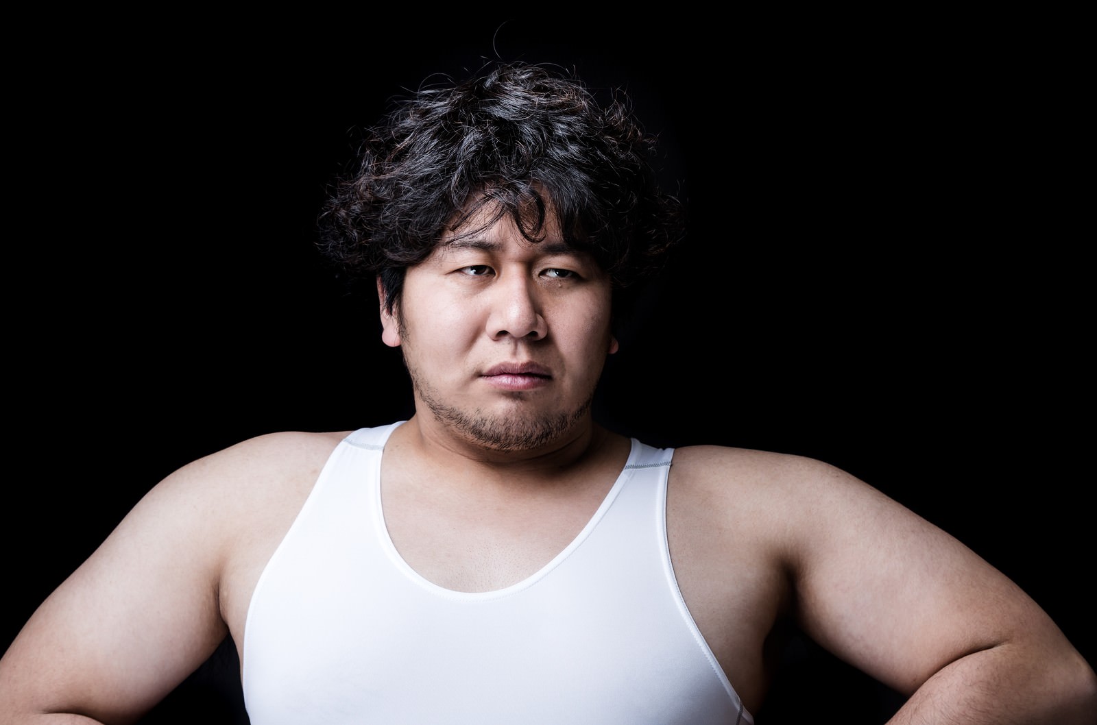 白いタンクトップを着た男性がメンズ大胸筋矯正サポーターを装着している［モデル：あまのじゃく］