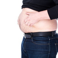 肥満界で流行中のヘソだしルック、黒いベルトで強調する男性の写真