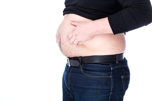 肥満界で流行中のヘソだしルック、黒いベルトで強調する男性