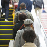 大阪の駅構内エスカレーターで列をなす乗客の写真
