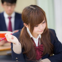 授業中、背後に視線を感じるクラスのアイドル的存在の女子高生の写真
