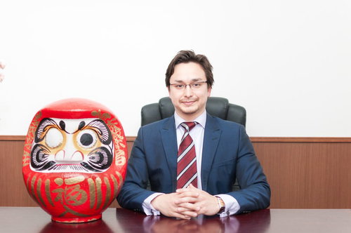 生徒会長に立候補した交換留学生と赤い達磨