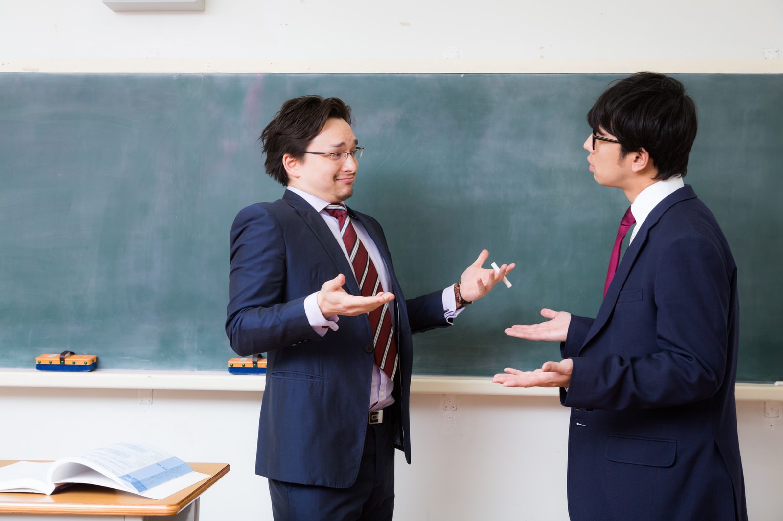 教室で対話する講師と生徒［モデル：Max_Ezaki 大川竜弥］