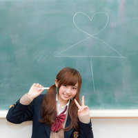 黒板に描いた相合傘の傘の下でお一人様をアピールする失恋少女の写真