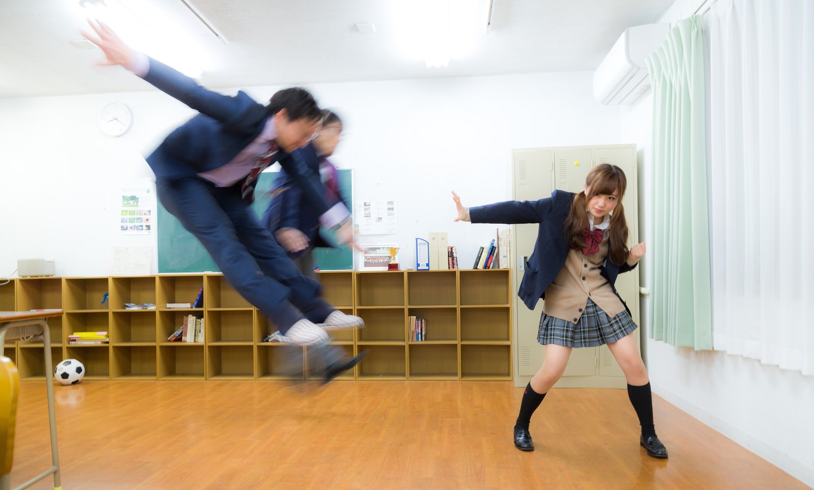 制服の女子高生が片手でマカンコウサッポウを使い男性2人を投げ飛ばす写真［モデル：河村友歌 Max_Ezaki 大川竜弥］