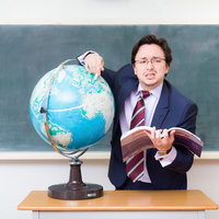 故郷をあまり知らないドイツ人ハーフの講師が地球儀を使って授業の写真