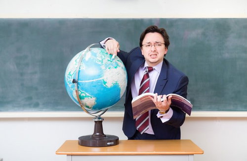 故郷をあまり知らないドイツ人ハーフの講師が地球儀を使って授業
