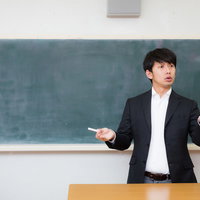 「今度居眠りしたらチョーク投げるぞ！」と威嚇する倫理の先生の写真