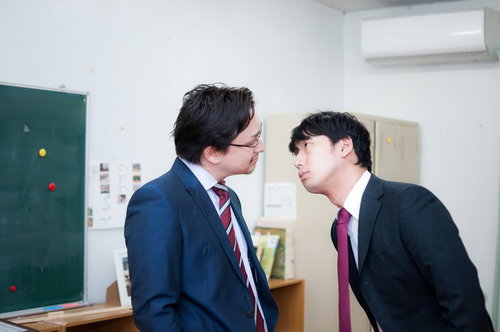 英語教師にメンチを切る国語教師の対立シーン