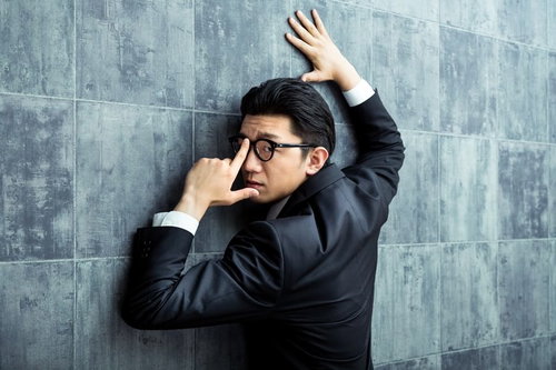 追い込まれてもなお言い逃れする眼鏡姿の元エリート男性