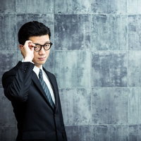眼鏡をかけた地下帝国の支配人・知的なビジネスパーソンの写真