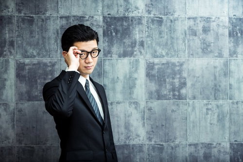 眼鏡をかけた地下帝国の支配人・知的なビジネスパーソン