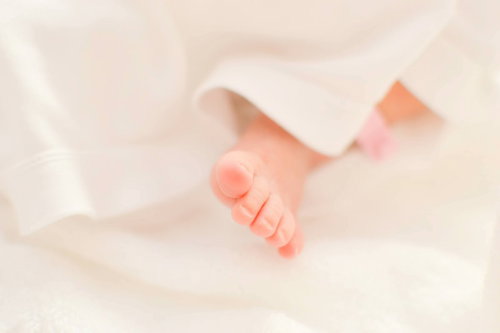 新生児のムチムチな小さい両足