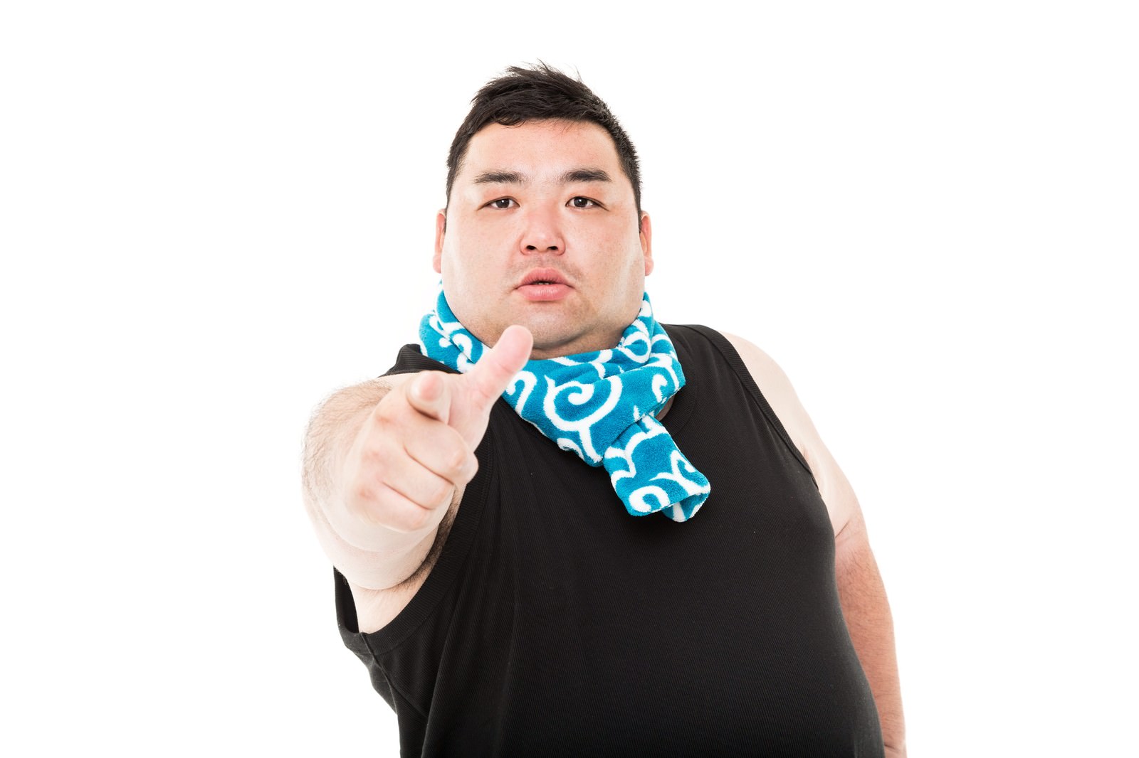 黒いノースリーブを着た男性が、青い幾何学模様のマフラーを巻き、カメラに指を向けている［モデル：横山ともや］