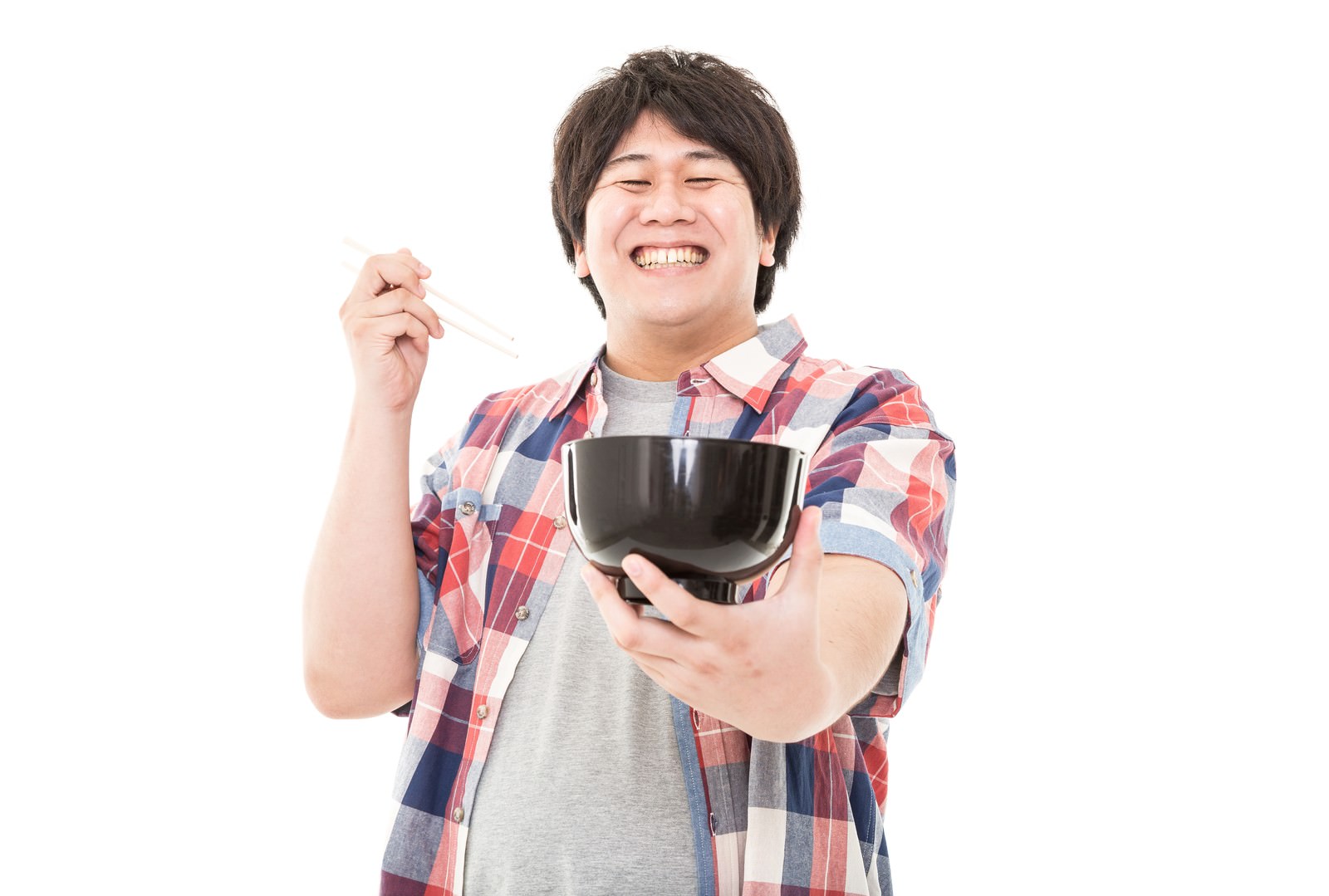 ご飯は少なめでと言いながら丼を持って笑う男性［モデル：あまのじゃく］