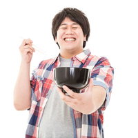 あ、ご飯は少なめでお願いします。と言いながら丼を持つ男性 #2秒でばれる嘘の写真