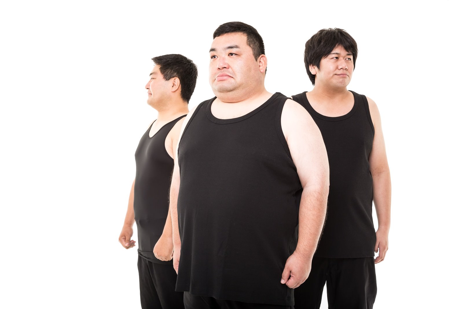 黒いタンクトップを着た3人の男性が横一列に並ぶユーモア写真［モデル：横山ともや あまのじゃく］