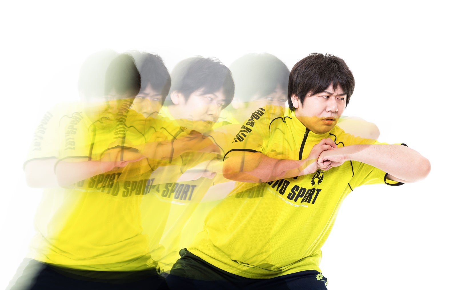 黄色いスポーツウェアを着た男性が両腕を前に伸ばし前傾姿勢を取り、複数の残像が重なっている［モデル：あまのじゃく］