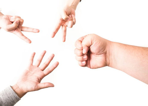 節子、それ豚足ちゃう、じゃんけんでグーを出してるだけや。