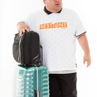 爆買いする意識の高いデブ観光客がキャリーバッグを持つの写真