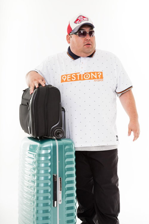 爆買いする意識の高いデブ観光客がキャリーバッグを持つ