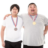 LからXLへ。それはワンランク上の男になった証。メダルを掲げる二人の写真