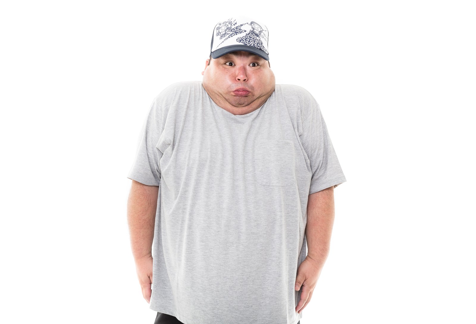 首がない男性、キャップをかぶったぽっちゃりした体型の写真［モデル：横山ともや］