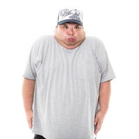 首がない男性、意識の高いデブの体型、グレーTシャツ姿の写真