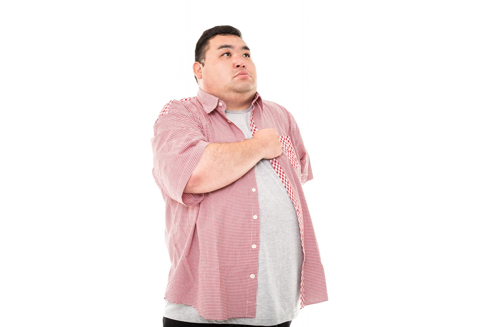 ピンクのチェックシャツを着てポーズをする男性［モデル：横山ともや］