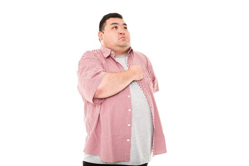 暴飲暴食には命を賭けるだけの値打ちがある。ピンクのチェックシャツを着た男性