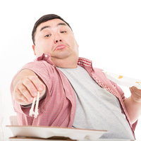 食欲は我慢するものではなく、満たすものだ。弁当を前に両手で箸を握る男性の写真