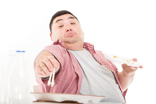 食欲は我慢するものではなく、満たすものだ。弁当を前に両手で箸を握る男性