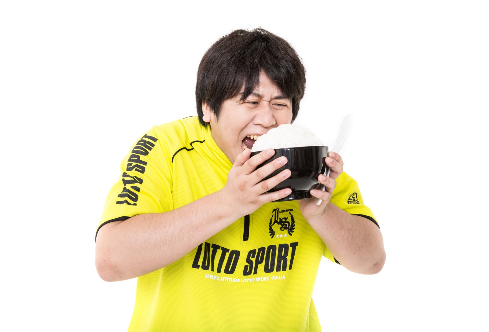 黄色いスポーツウェア姿で黒い丼を持ち、ご飯を前に叫ぶ男性［モデル：あまのじゃく］