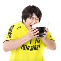 黄色いウェアで丼飯を前に叫ぶ男性、ダイエットとの葛藤の写真