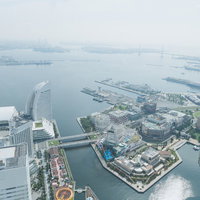 横浜みなとみらいの高層ビルと港湾の景観、クルーズ船と造船所の写真