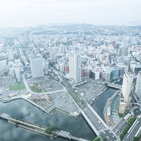 横浜の高層ビル群と街並みを上空から俯瞰した景観の写真