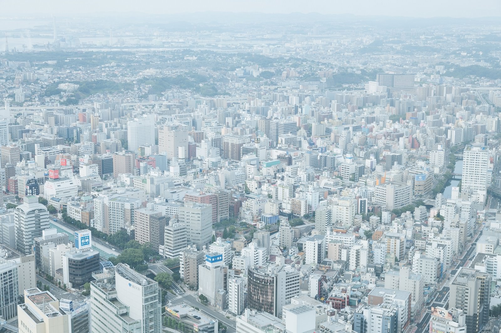 横浜の住宅街と高層ビルを俯瞰した都市景観