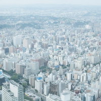 横浜の住宅街を一望する都市景観、高層ビルとマンションが立ち並ぶ昼間の俯瞰の写真