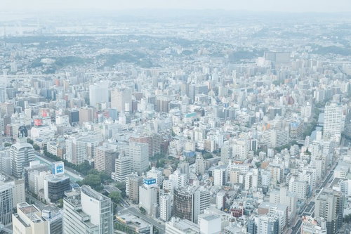 横浜の住宅街を一望する都市景観、高層ビルとマンションが立ち並ぶ昼間の俯瞰