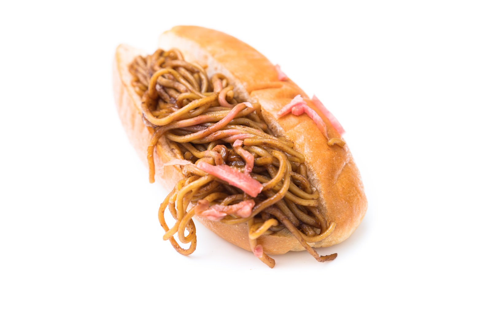 焼きそばパンが入った紙袋を持つ手のクローズアップ