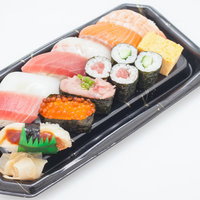 黒いパックに並んだにぎり寿司の盛り合わせの写真